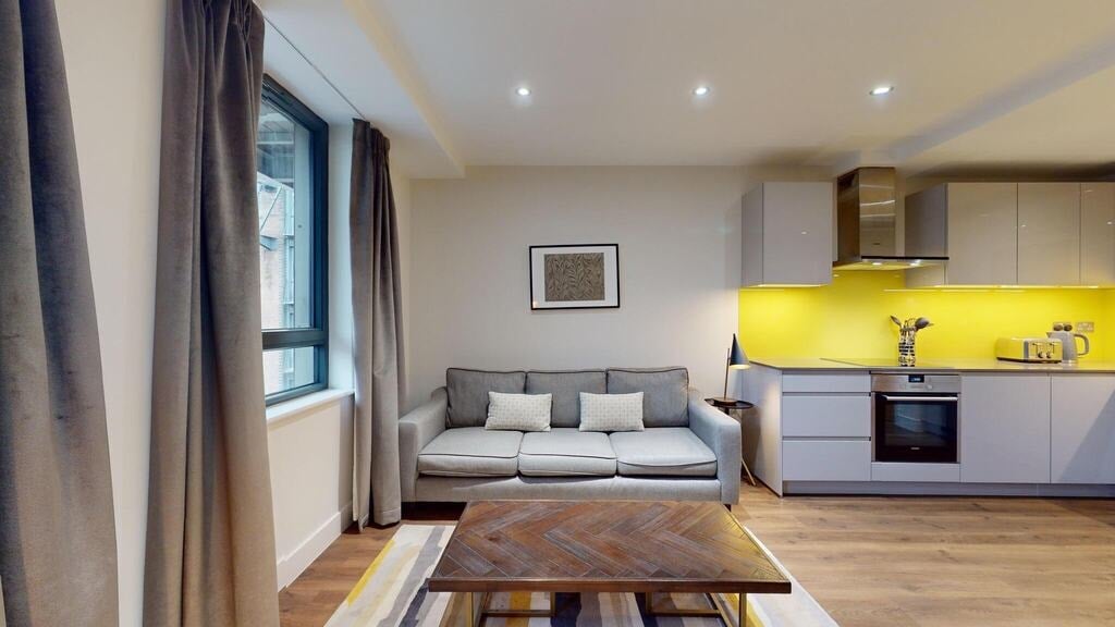Flat Fairclough Street in Greater London