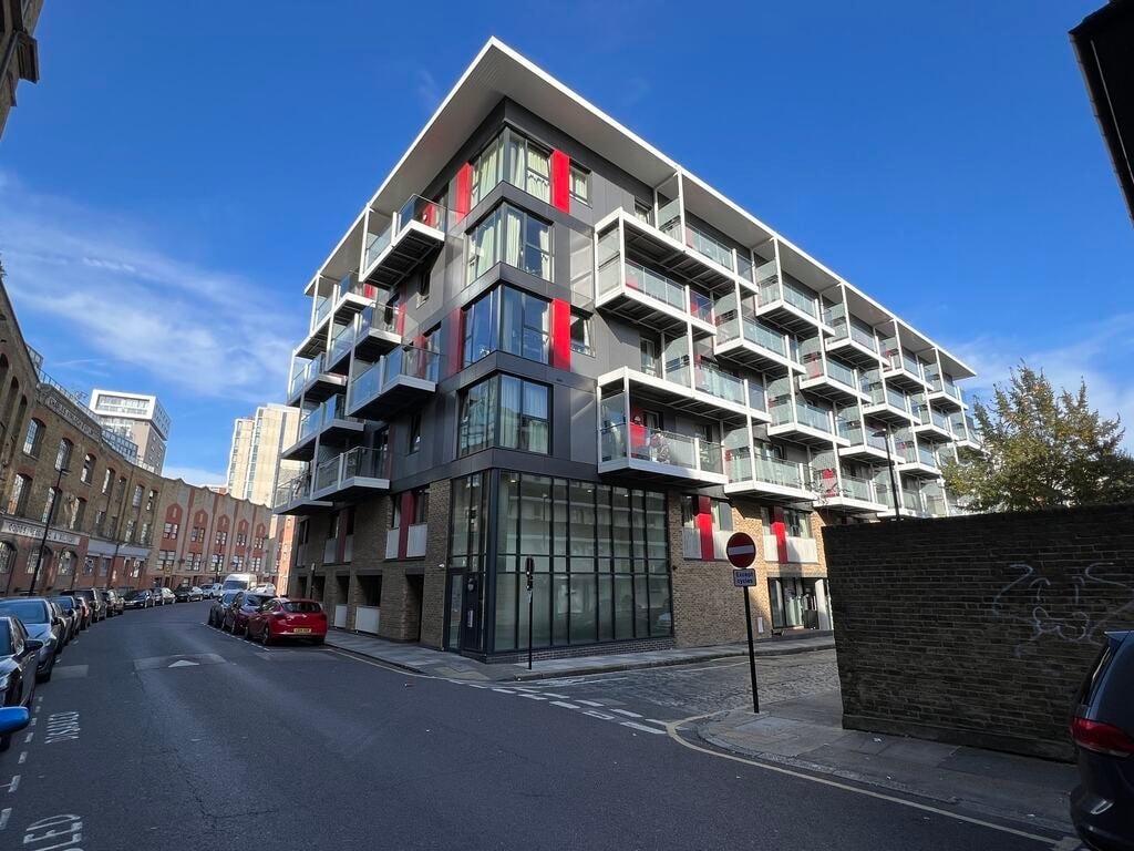 Flat Fairclough Street in Greater London