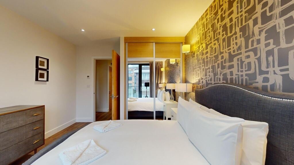 Flat Fairclough Street in Greater London