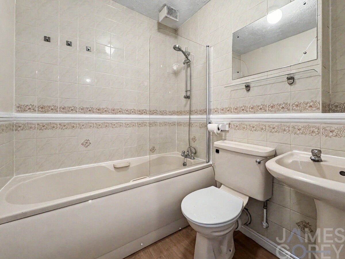 Flat Osbourne Road in Dartford
