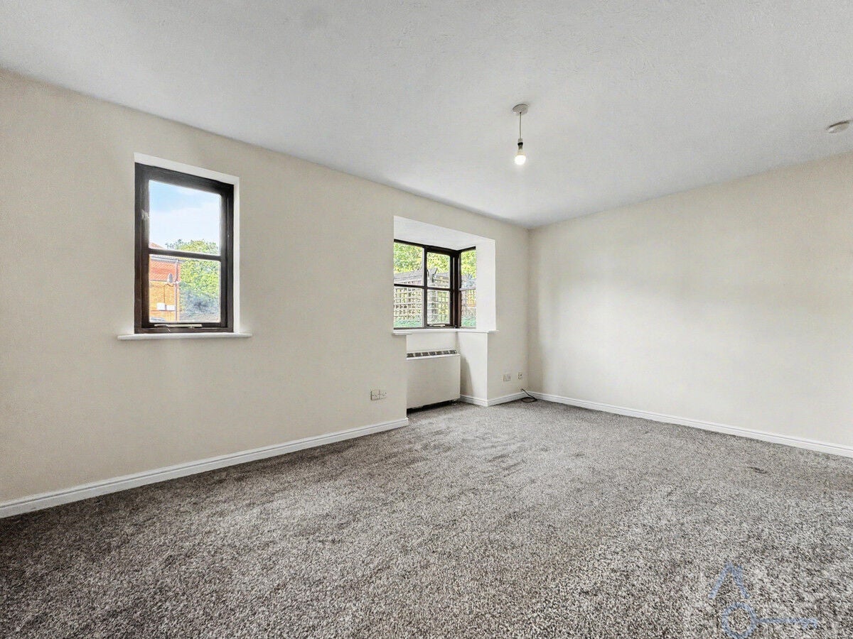 Flat Osbourne Road in Dartford