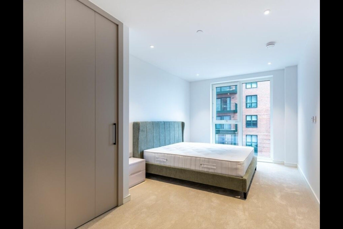 Flat Greenleaf Walk in Greater London