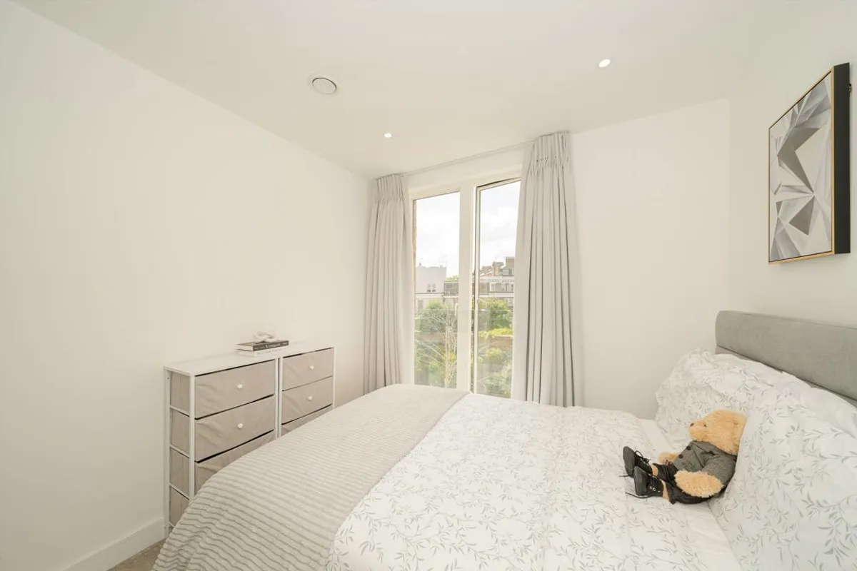 Flat Sinclair Road in Greater London