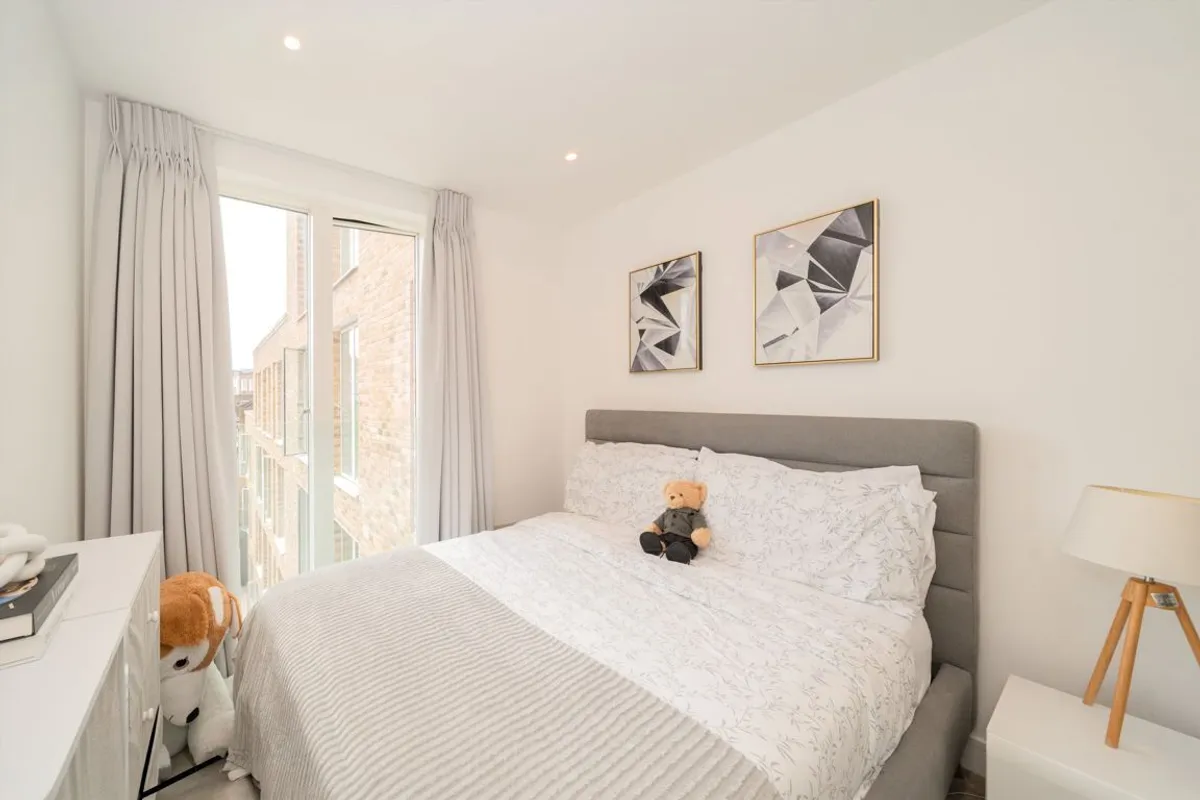 Flat Sinclair Road in Greater London