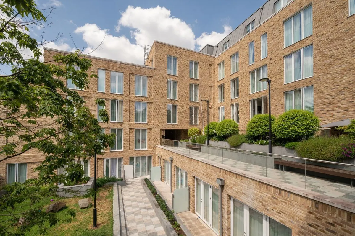 Flat Sinclair Road in Greater London