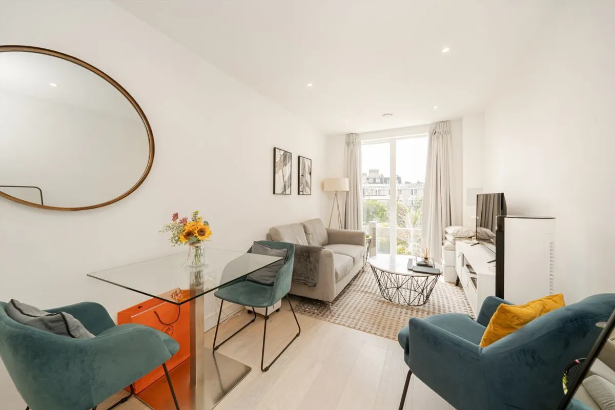 Flat Sinclair Road in Greater London