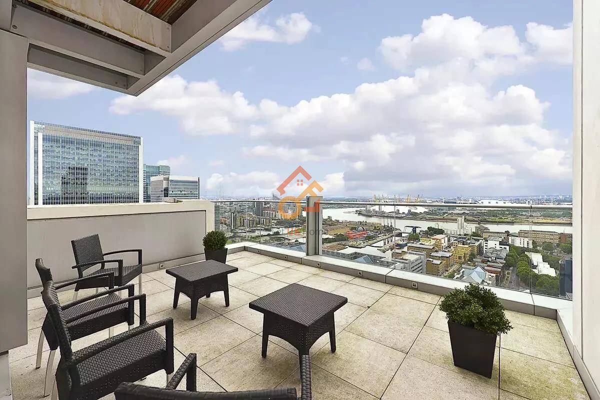 Flat Pan Peninsula Square in Greater London