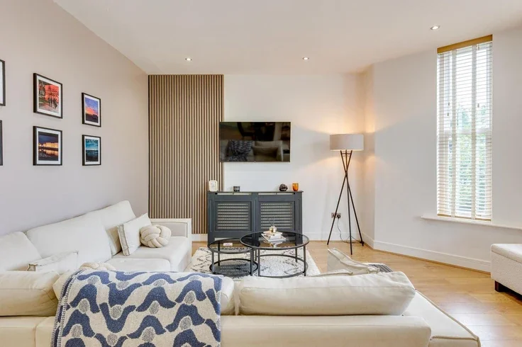 Flat Bramhall Road in Crosby