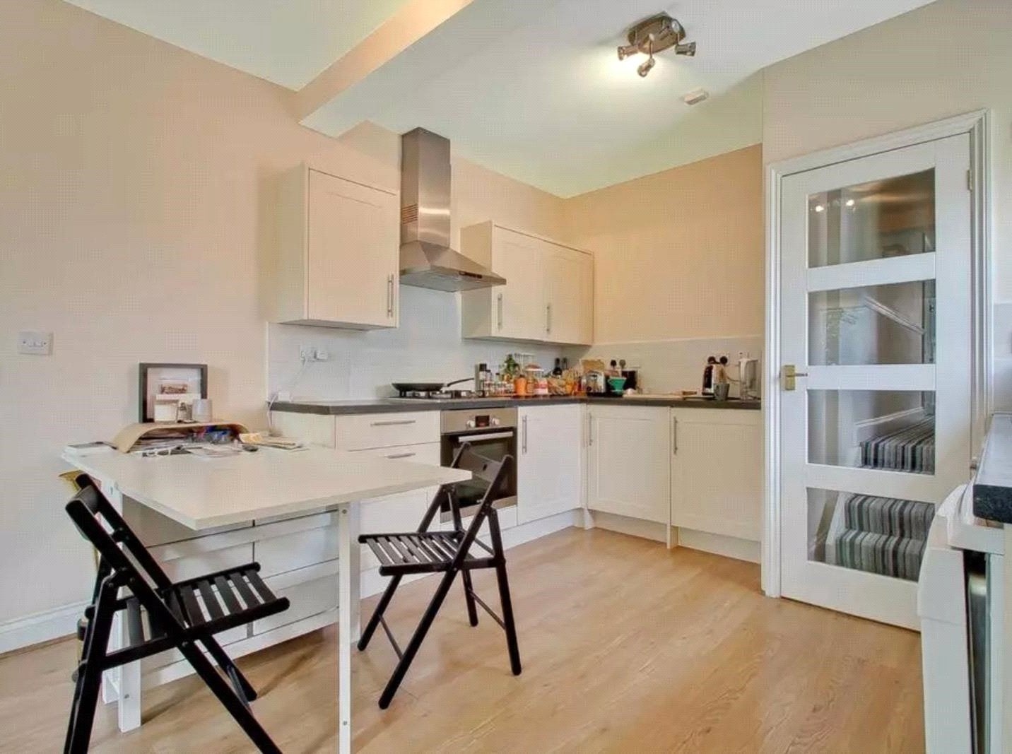 Flat Blenheim Gardens in Greater London