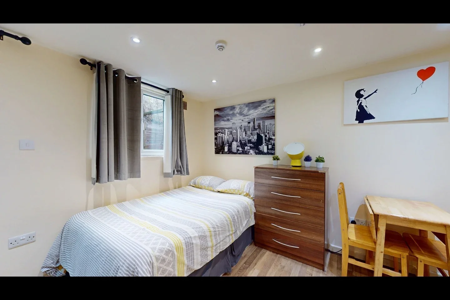 Room Ash Grove in Greater London