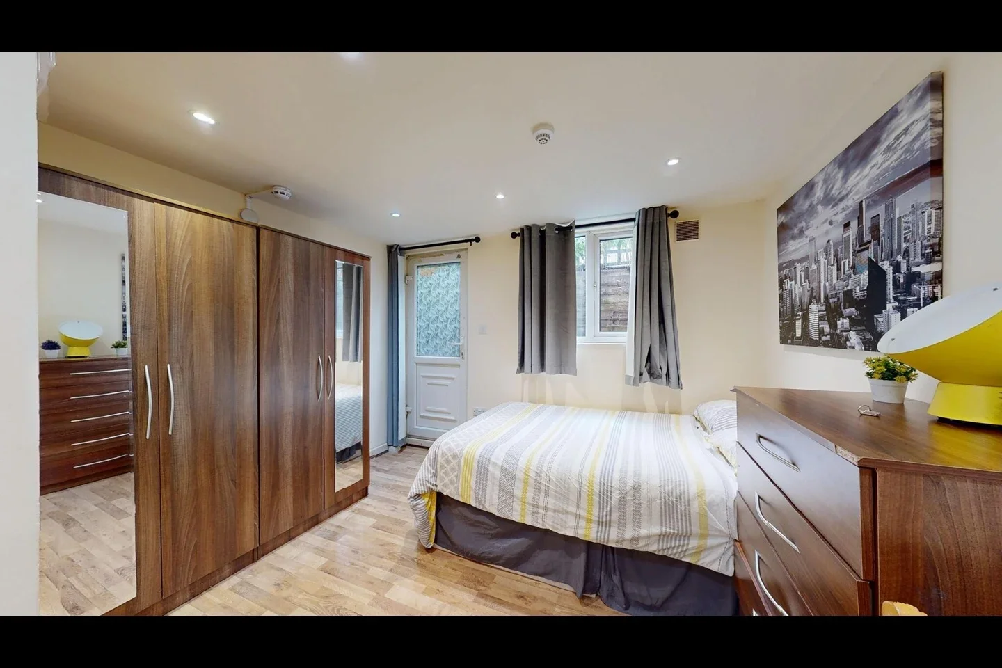 Room Ash Grove in Greater London