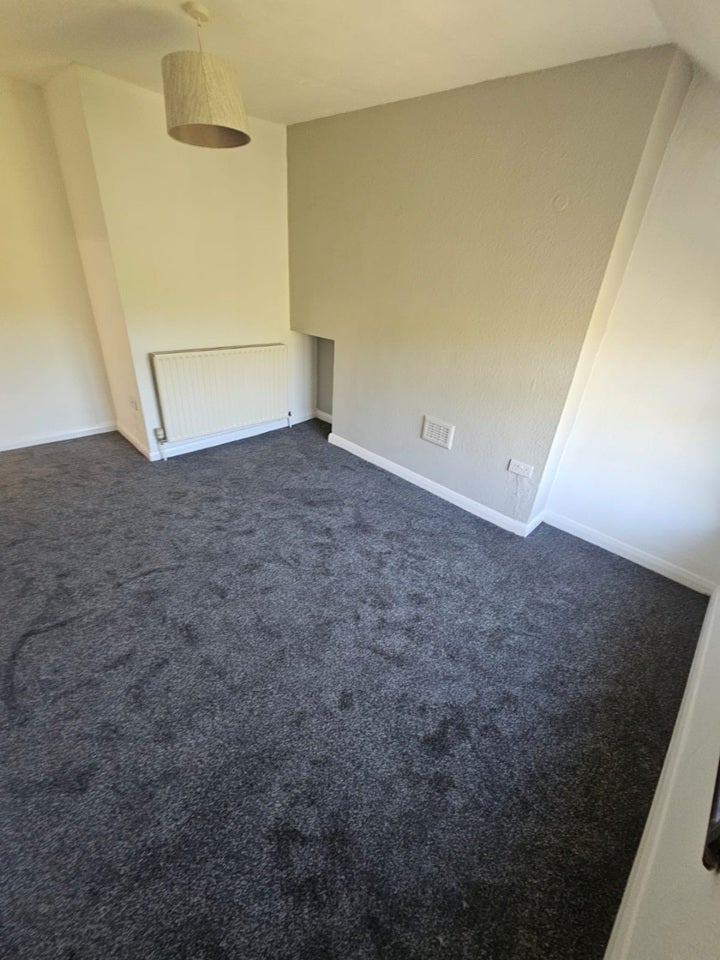 Flat Knollys Road in Greater London