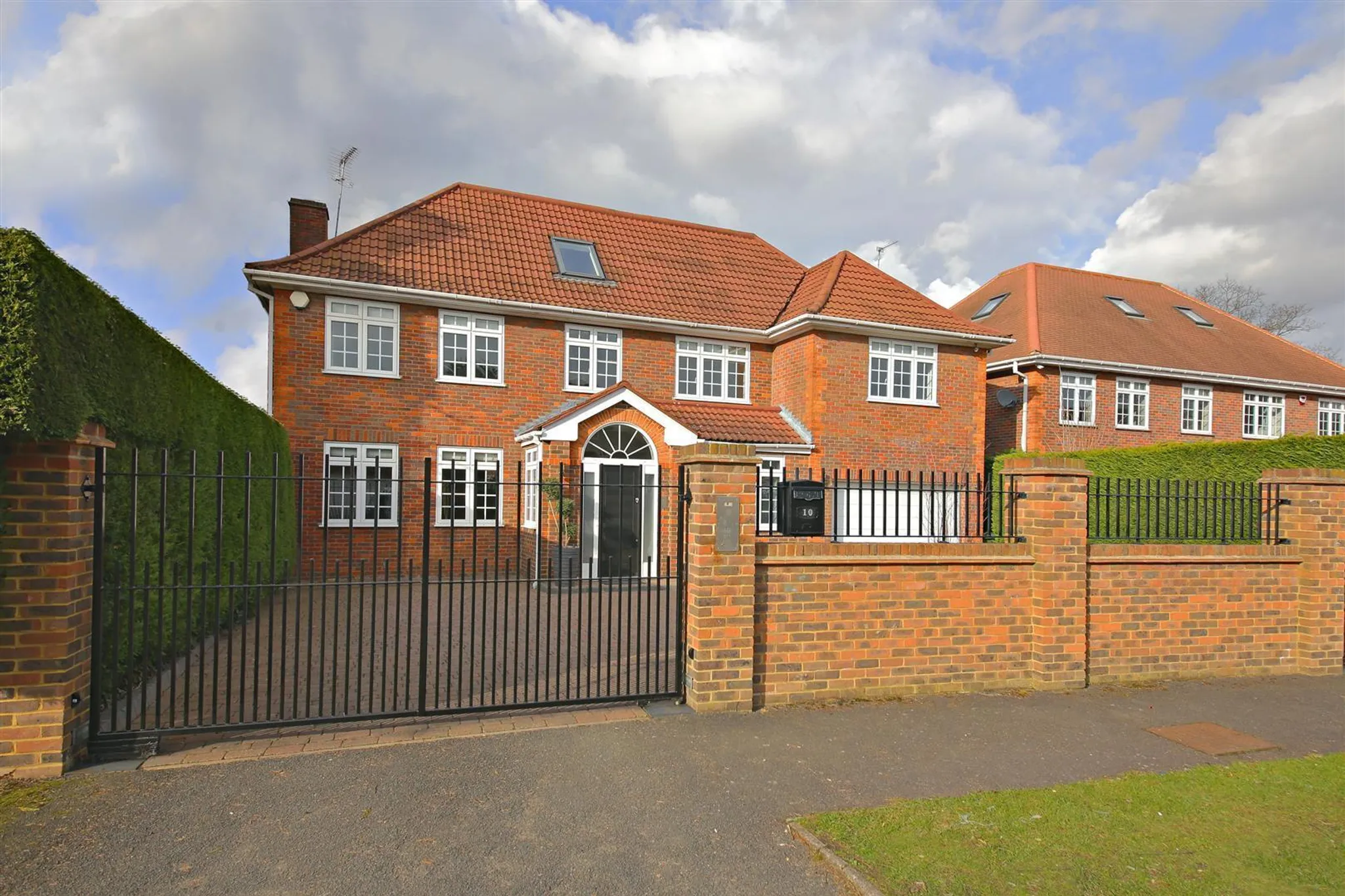 House Dellfield Close in Hertsmere