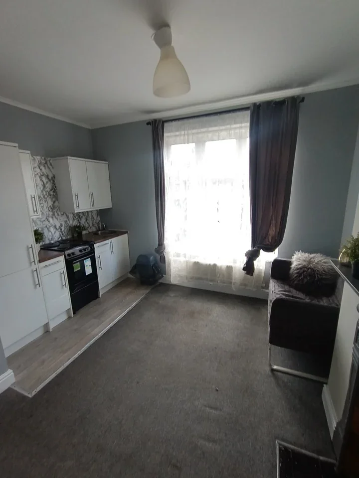 Flat Melfort Road in Greater London