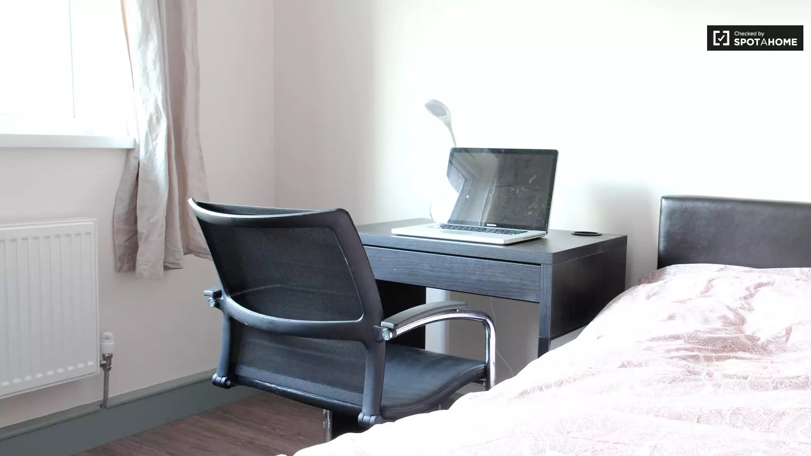 Flat Mills Grove in Greater London