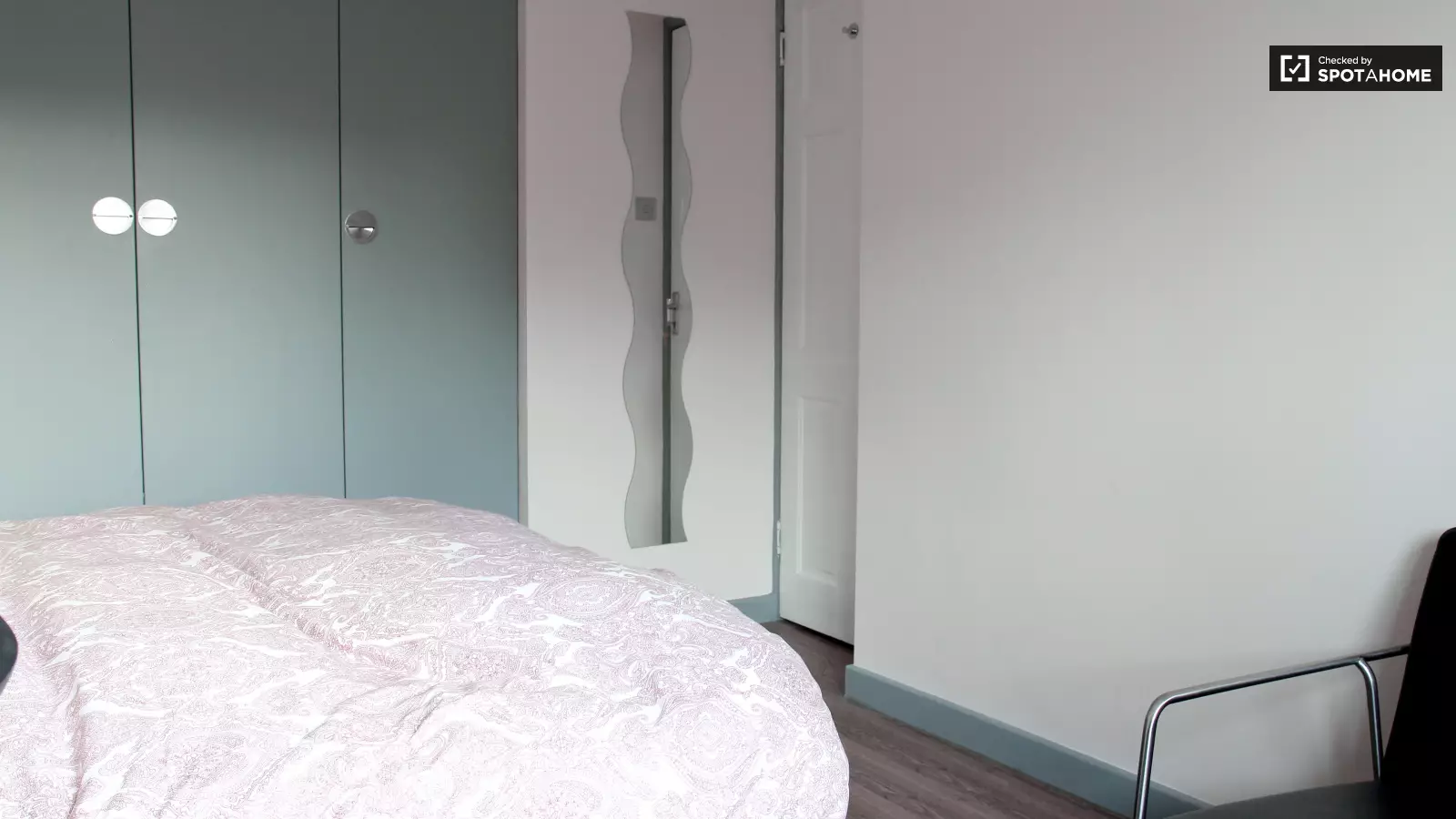 Flat Mills Grove in Greater London