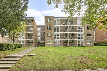 Flat Woodstock Gardens in Greater London