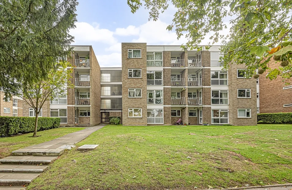 Flat Woodstock Gardens in Greater London