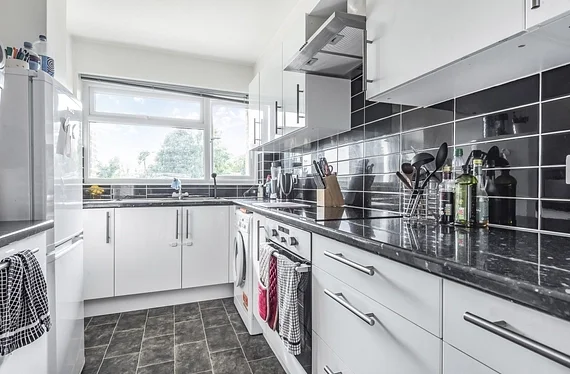 Flat Woodstock Gardens in Greater London
