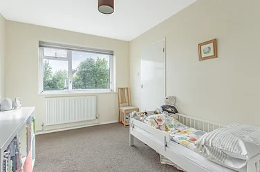 Flat Woodstock Gardens in Greater London