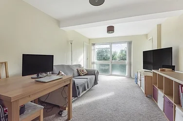 Flat Woodstock Gardens in Greater London
