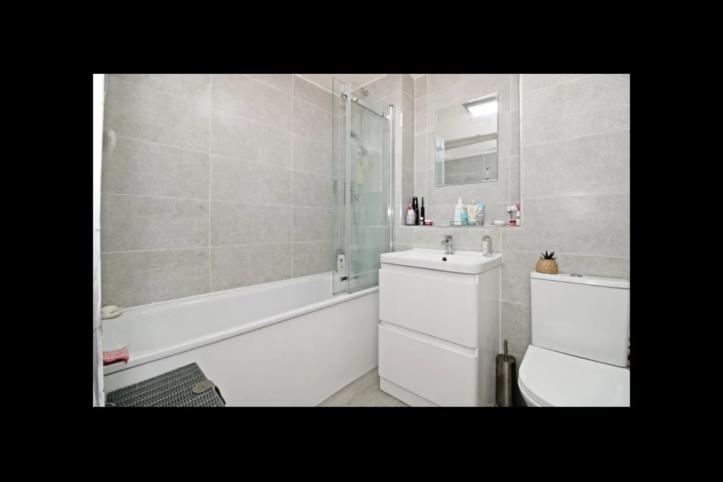 Flat Urquhart Court in Greater London