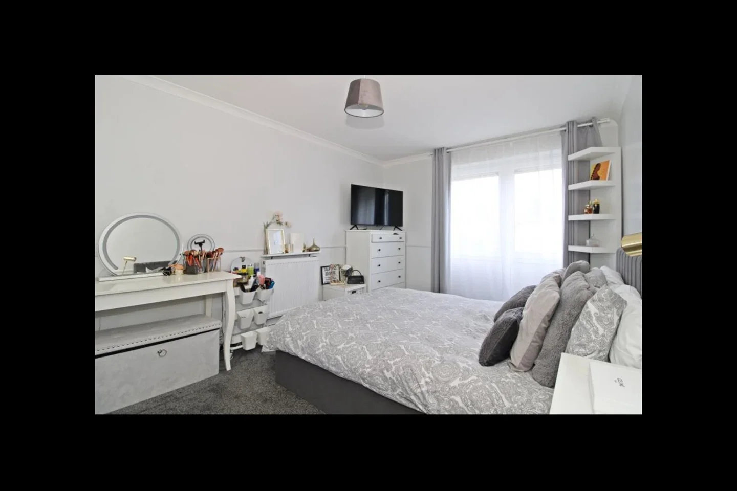 Flat Urquhart Court in Greater London