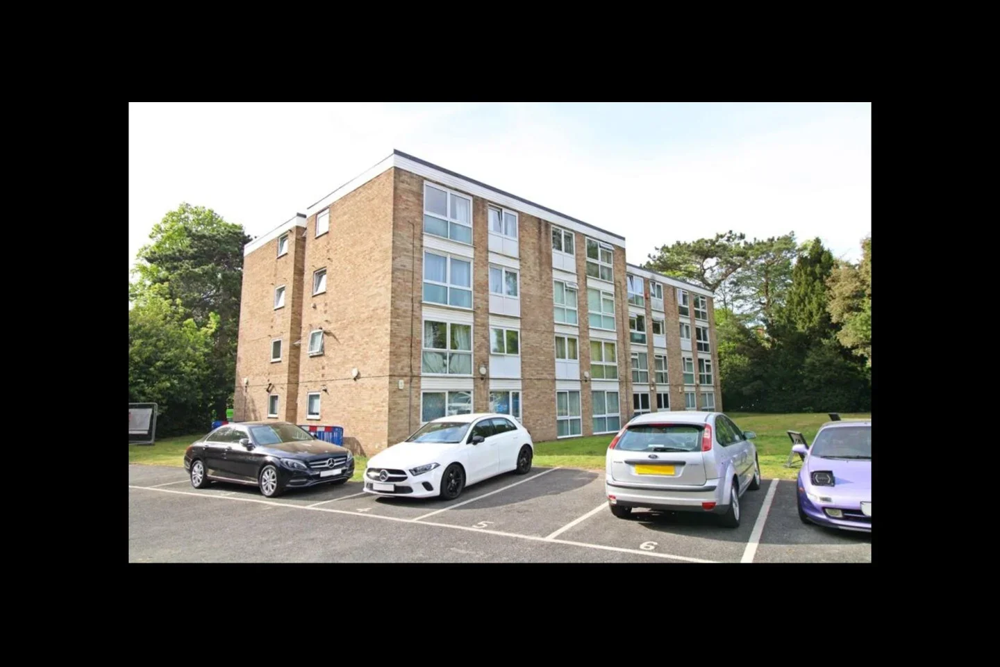Flat Urquhart Court in Greater London
