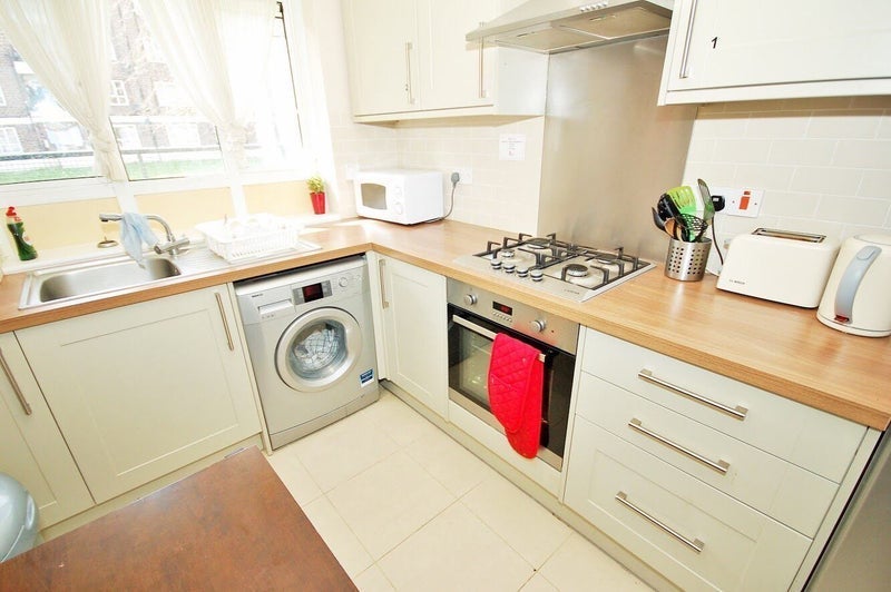 Room Lawrence Close in Greater London