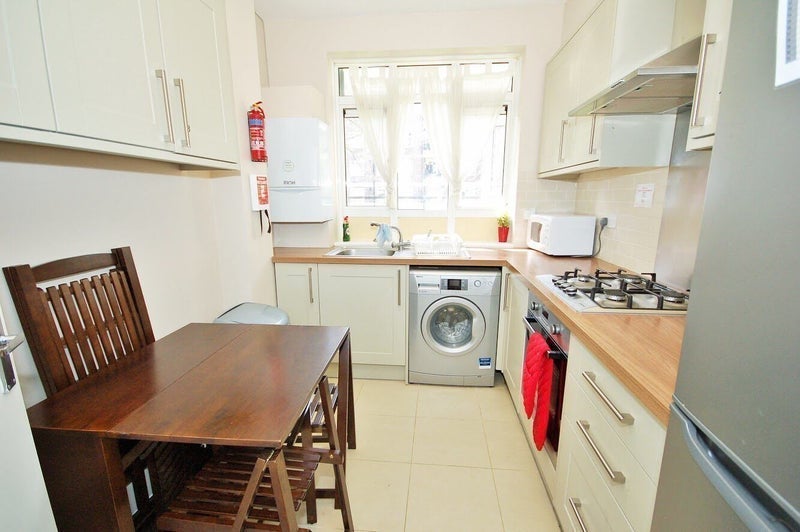 Room Lawrence Close in Greater London
