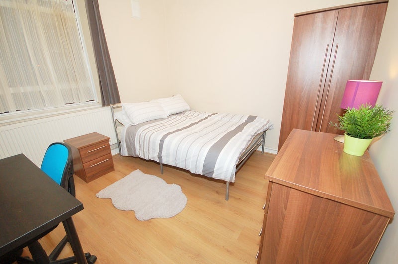 Room Lawrence Close in Greater London