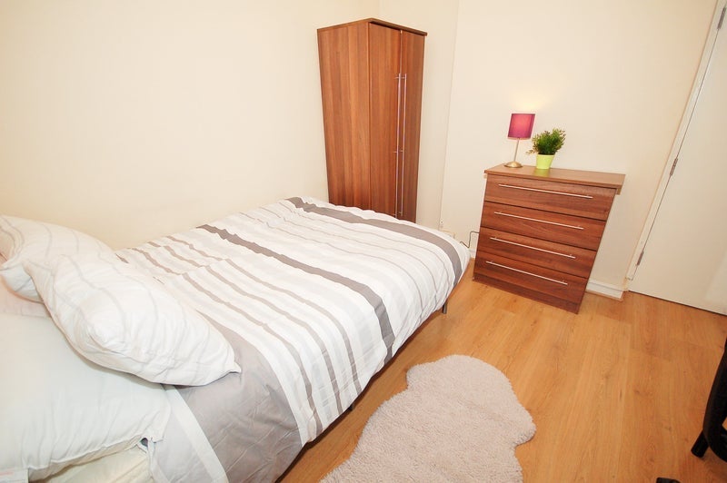 Room Lawrence Close in Greater London