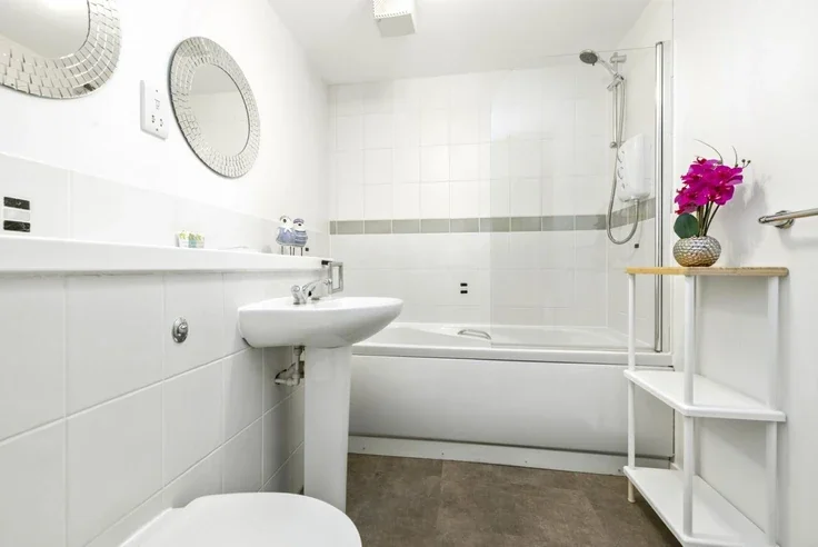 Flat Chesser Crescent in City of Edinburgh