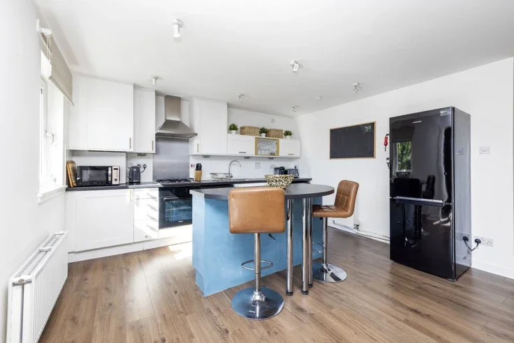Flat Chesser Crescent in City of Edinburgh