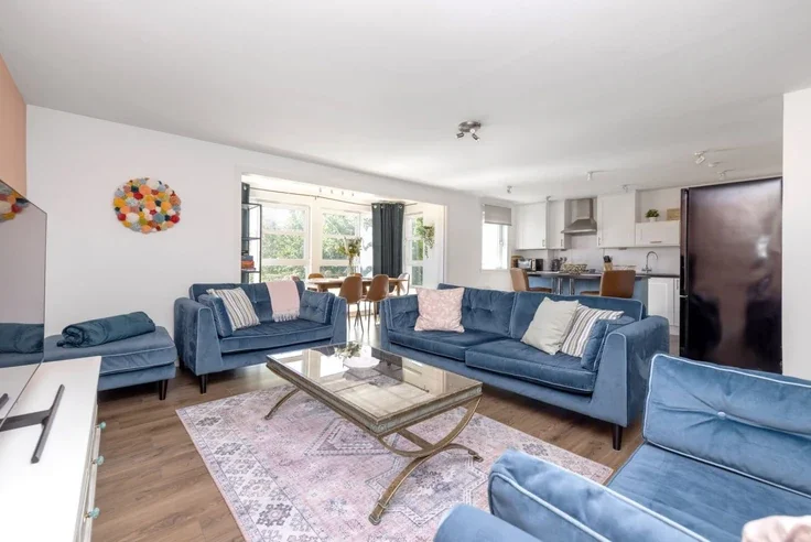Flat Chesser Crescent in City of Edinburgh