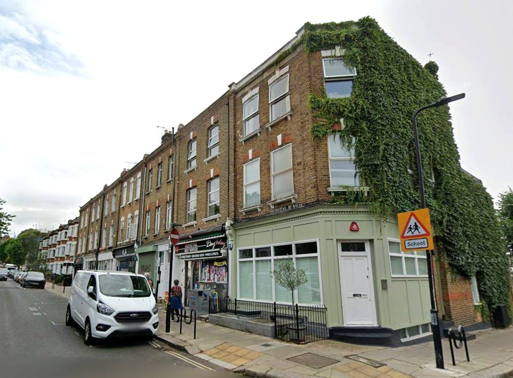 Flat Hemstal Road in Greater London