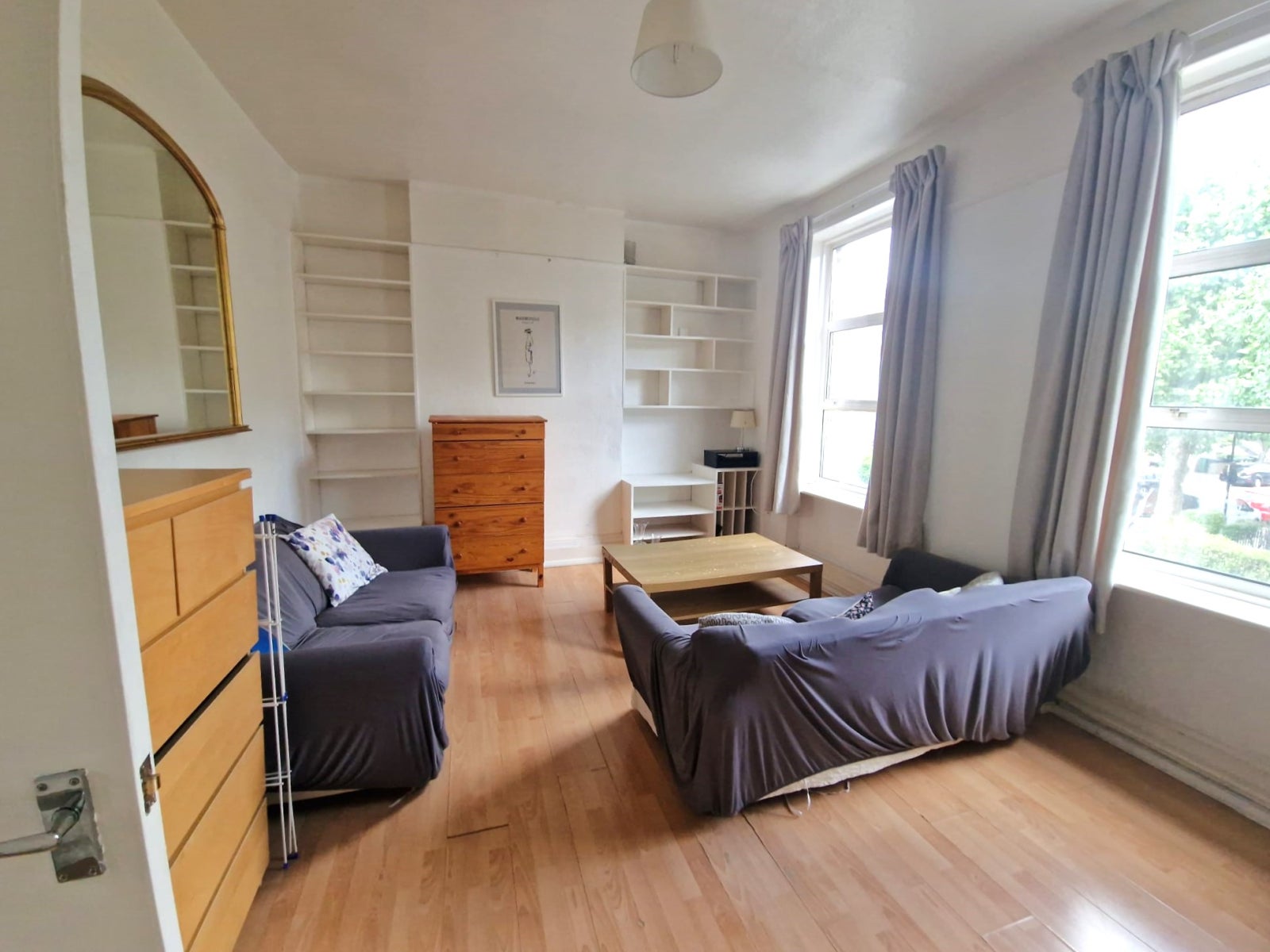 Flat Hemstal Road in Greater London