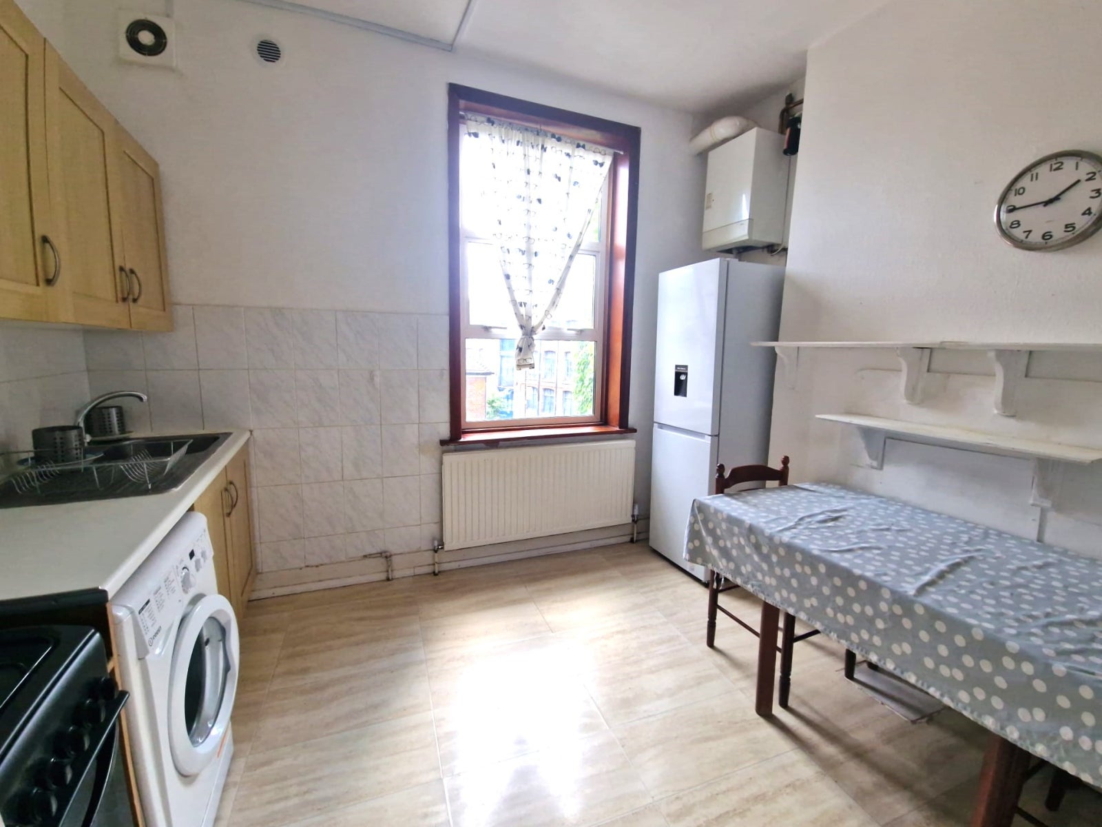 Flat Hemstal Road in Greater London