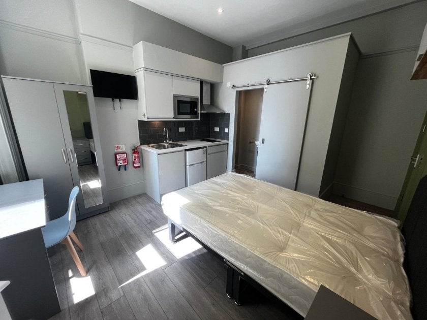 Room Walter Road in Swansea