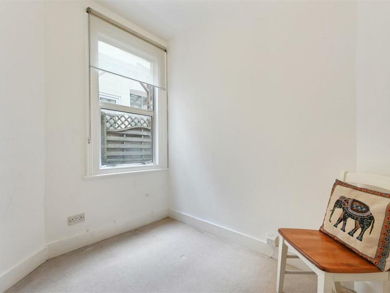 Flat Sutton Grove in Greater London