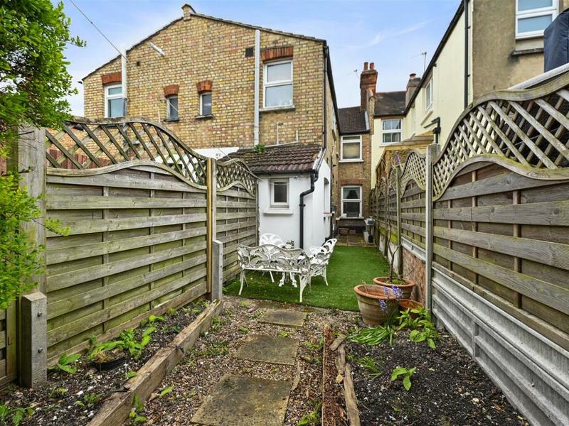 Flat Sutton Grove in Greater London
