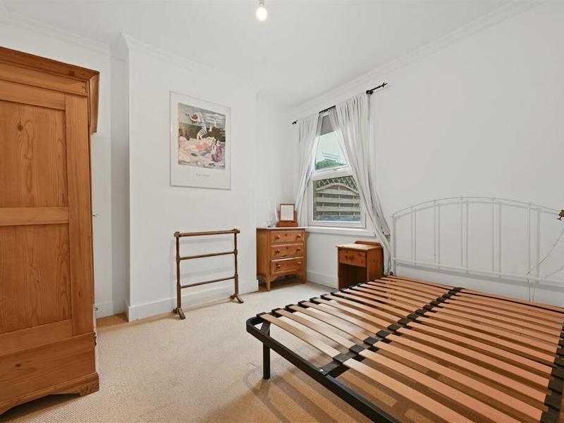 Flat Sutton Grove in Greater London
