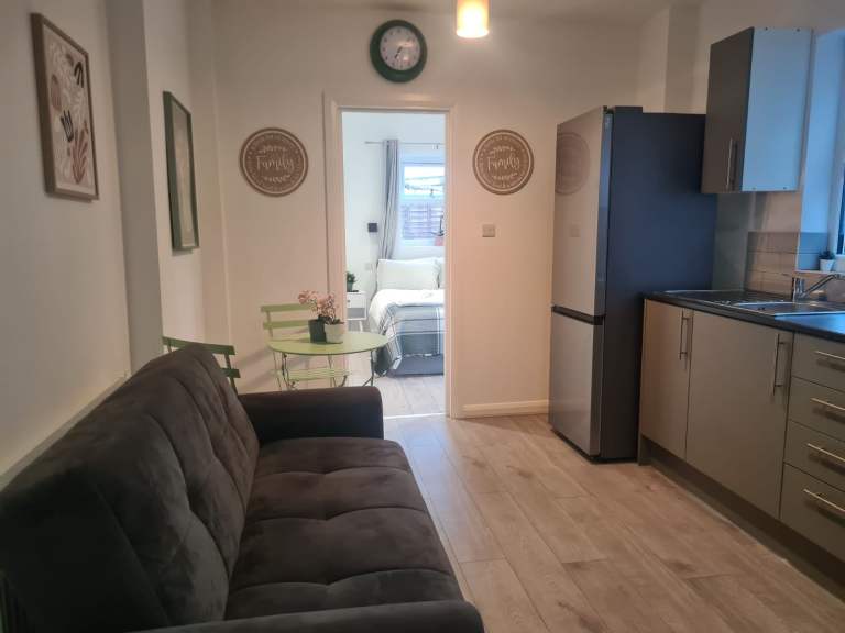 Flat Bushby Avenue in Broxbourne