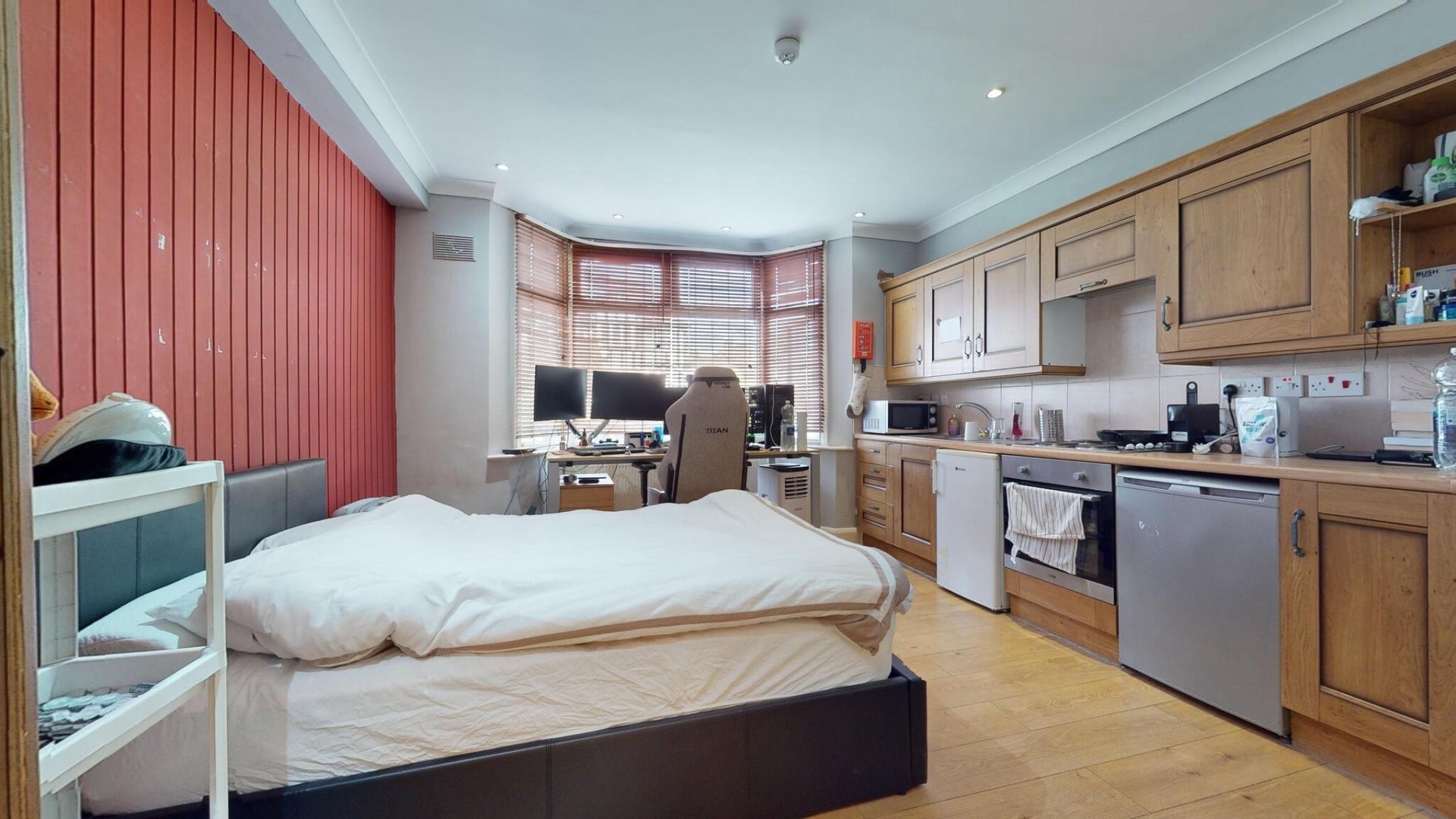 Flat Gunnersbury Lane in Greater London
