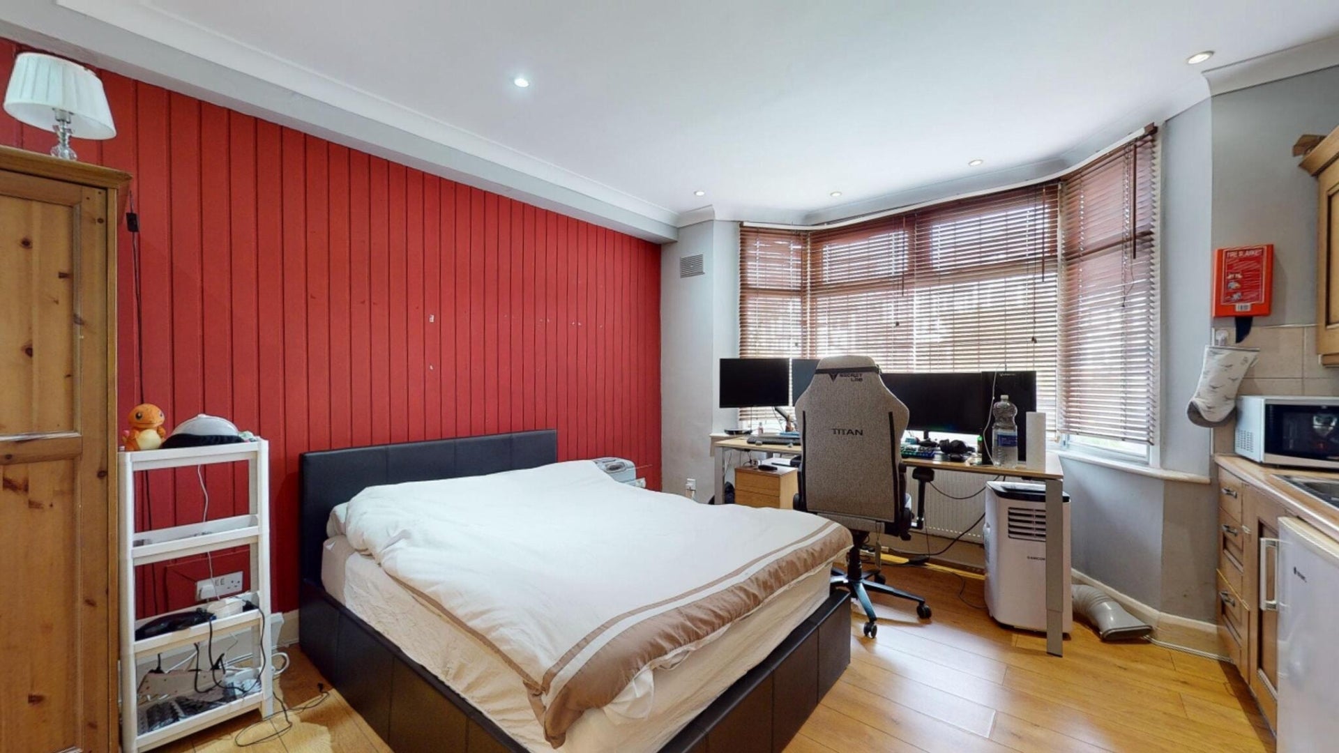 Flat Gunnersbury Lane in Greater London