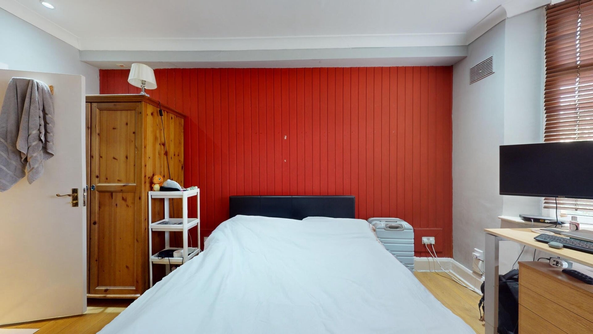 Flat Gunnersbury Lane in Greater London