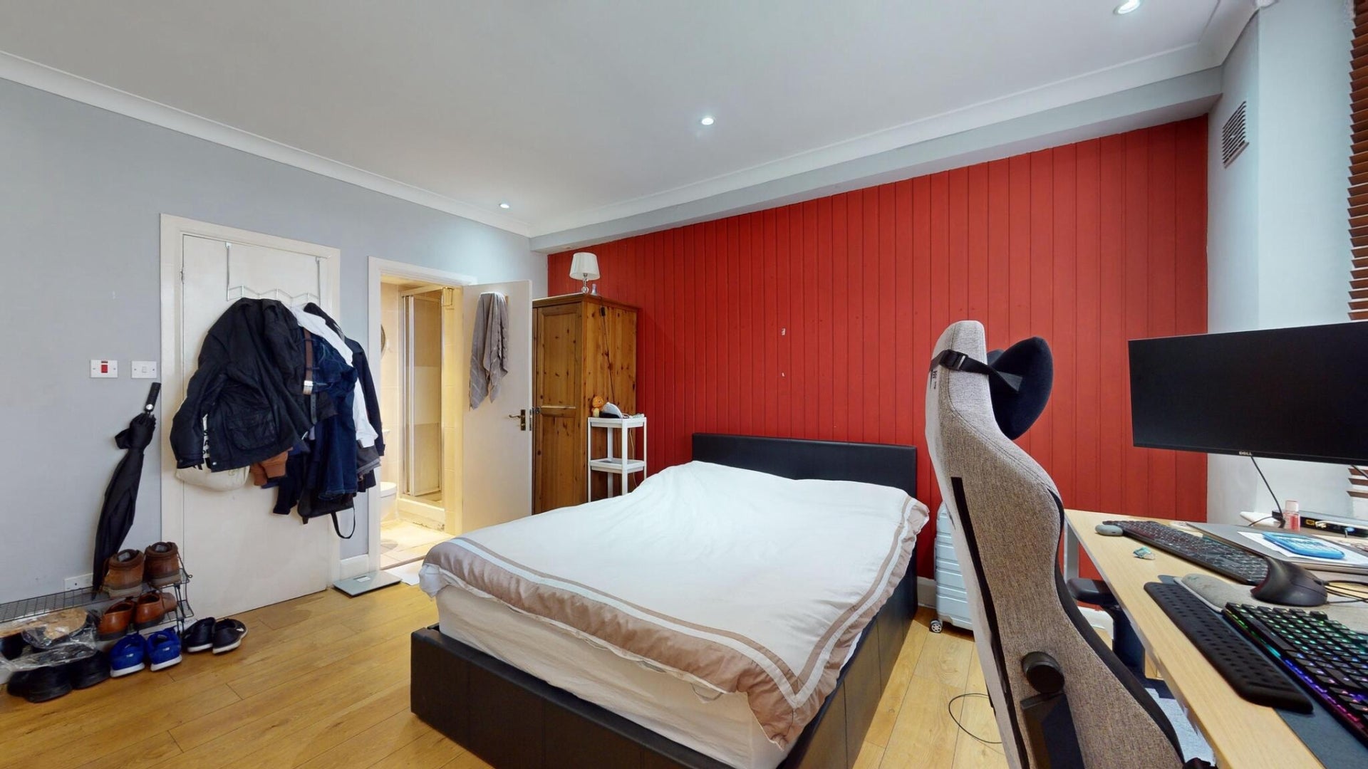 Flat Gunnersbury Lane in Greater London