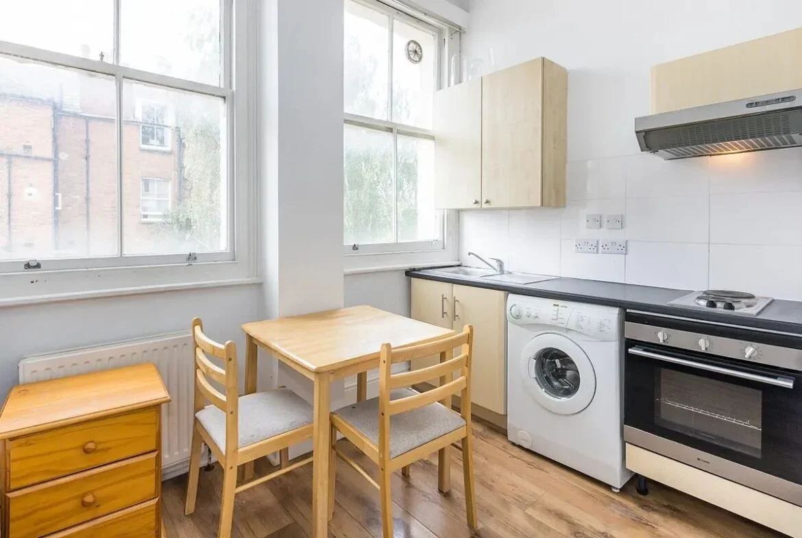 Flat Broadhurst Gardens in Greater London