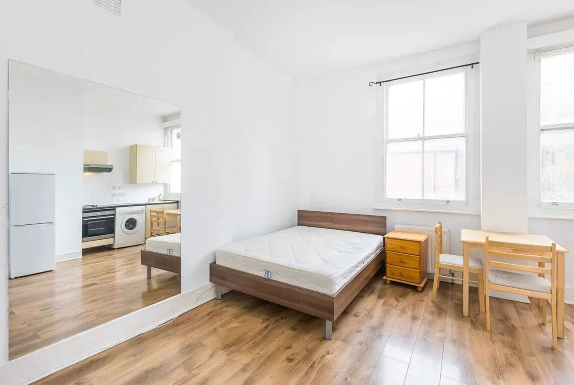 Flat Broadhurst Gardens in Greater London