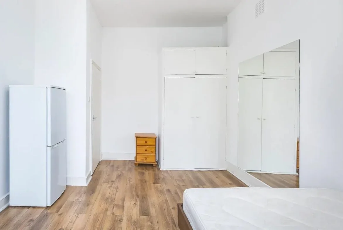 Flat Broadhurst Gardens in Greater London